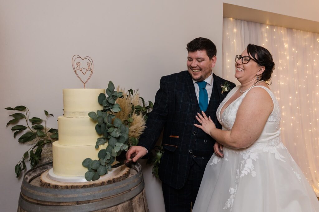 cutting the cake on wedding day, 